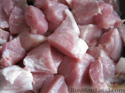 Мясо тушеное с черносливом: Мясо разрезать на кусочки.