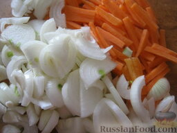 Мясо тушеное с черносливом: Лук репчатый и морковь почистить и помыть. Лук нарезать кубиками, а морковь тонкой соломкой.