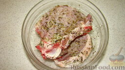 Стейк свиной: Обмакнуть каждый кусочек стейка в маринад со всех сторон, оставить стейки в этой миске.