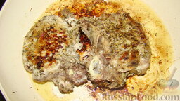 Стейк свиной: Когда стейки замаринуются, на разогретую сковороду налить 2 ст. л. оливкового масла. Выложить мясо на сковороду и обжарить с каждой стороны на среднем огне примерно по 10 минут.