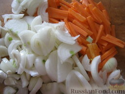 Рассольник из курицы с перловкой: Почистить морковь и лук, помыть. Лук нарезать кубиками, а морковь - тонкой соломкой.