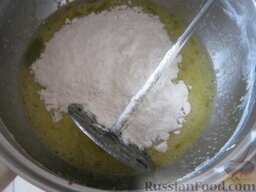 Блинный торт "Маковка" с заварным кремом: Сделать крем. Для этого отделить белки от желтков. Белки не понадобятся, желтки влить в кастрюльку. Добавить сахар и муку.