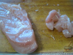 Паста с куриной грудкой и шампиньонами: Куриное филе помыть, обсушить. Нарезать небольшими кусочками.