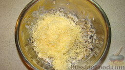 Рыба с грибами: Высыпать грибы в миску, добавить сметану и тертый сыр, перемешать.
