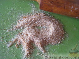 Постные котлеты из капусты: Скалкой раздавить сухари в мелкую крошку (или использовать готовые панировочные сухари).