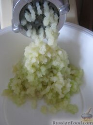 Постные котлеты из капусты: Пропустить через мясорубку капусту, чеснок и лук.