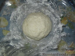 Разборный хлеб-пирог с овощами гриль: Замесить эластичное мягкое тесто. Накрыть влажным кухонным полотенцем и дать постоять около 3-х часов в теплом помещении, не на сквозняке.