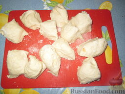Разборный хлеб-пирог с овощами гриль: Тесто нарезаем небольшими кусками (у меня получилось 12 штук) произвольной формы.
