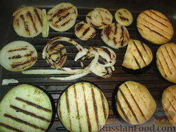 Разборный хлеб-пирог с овощами гриль: А также баклажаны и лук, нарезанные круглыми ломтиками. (Можно менять овощи по вкусу и содержанию кладовой.)