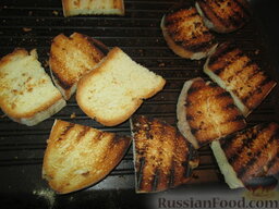 Брускетте с баклажаном: Хлеб нарезать ломтиками, подсушить на сковороде (без масла) или в духовке.