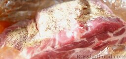 Пикантная свиная шейка на капусте с паприкой: Затем уложите мясо в пакет с капустой, посыпьте приправой и закройте пакет.