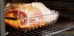 Пикантная свиная шейка на капусте с паприкой: Готовьте на нижнем уровне предварительно разогретой духовки, при 180°C, примерно 60 мин.