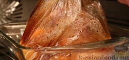 Пикантная свиная шейка на капусте с паприкой: Аккуратно надрежьте пакет сверху. Запекайте еще 20 мин. при 200°C до образования румяной корочки.