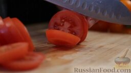 Сочная курочка по-итальянски: Помидор нарежьте кружочками.