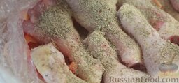 Куриные ножки в соусе с паприкой и травами: Уложить куриные ножки в пакет для запекания и посыпать их приправой.