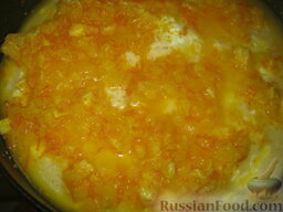 Манник на кефире "Апельсиновое чудо": Через 15 минут вылить апельсиновую смесь на манник в духовке и продолжать печь манник на кефире еще около 30 минут.