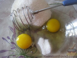 Манник на кефире "Апельсиновое чудо": В миску разбить яйца, добавить сахар и ванильный сахар.
