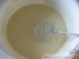 Манник на кефире "Апельсиновое чудо": Влить к кефиру взбитые с сахаром яйца и оставить на 1 час для набухания манки.  Через 45 минут включить духовку.