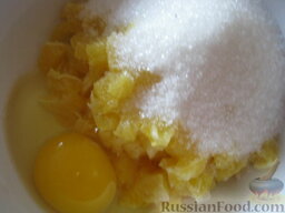 Манник на кефире "Апельсиновое чудо": В полученную апельсиновую массу добавить сахар, цедру апельсина и яйцо, хорошо размешать.