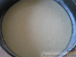 Манник на кефире "Апельсиновое чудо": Застелить дно формы пекарской бумагой, вылить тесто.