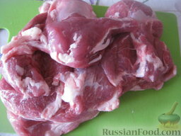 Свинина, тушенная с картофелем: Как приготовить свинину с картофелем:    Мясо помыть, обсушить.