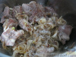 Свинина, тушенная с картофелем: Выложить зажарку к мясу. Посолить, поперчить, добавить любимые специи.