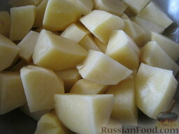 Свинина, тушенная с картофелем: Почистить, помыть и нарезать кусочками картофель.