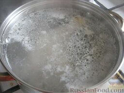 Солянка мясная по-домашнему: Как приготовить солянку мясную по-домашнему:    Курицу помыть и залить холодной водой. Довести до кипения.