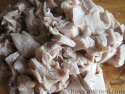 Солянка мясная по-домашнему: Куриное мясо очистить от костей и кожи, нарезать кусочками.