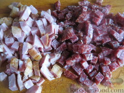 Солянка мясная по-домашнему: Копченое мясо, бекон, колбасу нарезать кубиками.