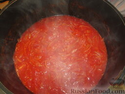 Палермитанская пицца "Сфинчене": Добавить измельченные помидоры в собственном соку. Посолить и варить на медленном огне около часа, помешивая время от времени.