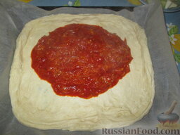 Палермитанская пицца "Сфинчене": На противень постелить бумагу для выпечки и смазать ее маслом. Тесто выложить и распределить руками, равномерно, по всему противню. Делаем бортики. Пицца будет выше обыкновенной в 2 раза. На тесто выливаем соус.