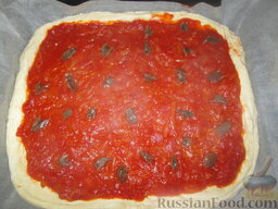 Палермитанская пицца "Сфинчене": Распределяем соус по всей пицце. Выкладываем кусочки анчоусов в масле.