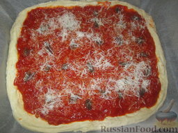 Палермитанская пицца "Сфинчене": Посыпаем пиццу с анчоусами тертым твердым сыром.