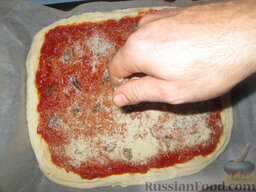 Палермитанская пицца "Сфинчене": Посыпаем слегка панировочными сухарями.