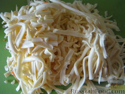 Сырный суп с фрикадельками: Натереть на крупной терке плавленые сырки или нарезать кубиками.