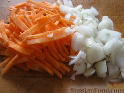 Сырный суп с фрикадельками: Почистить и помыть лук и морковь. Половину моркови нарезать соломкой, а вторую половину (или всю морковь) натереть на крупной терке. Лук нарезать кубиками.