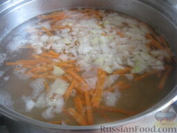 Сырный суп с фрикадельками: В кипящую воду выложить картофель, морковь соломкой и половину лука. Посолить. Дать закипеть.