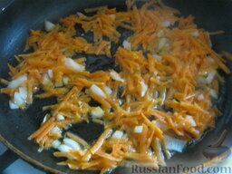 Сырный суп с фрикадельками: Разогреть сковороду, налить растительное масло. Выложить вторую половину лука и моркови. Тушить, помешивая, на среднем огне 2-4 минуты.