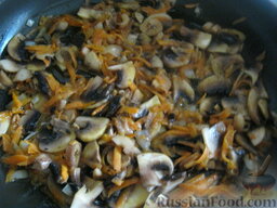 Сырный суп с фрикадельками: Добавить грибы. Тушить все вместе, помешивая, около 5 минут.