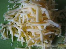 Запеканка из макарон с мясным  фаршем: Натереть на крупной терке твердый сыр.