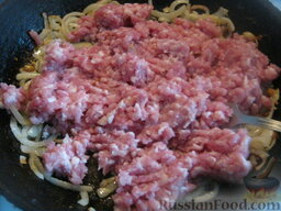 Запеканка из макарон с мясным  фаршем: К луку добавить фарш (куриный, свиной, говяжий).
