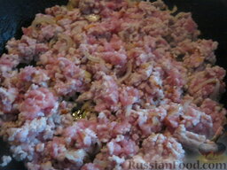 Запеканка из макарон с мясным  фаршем: Включить в духовку. В фарш добавить соль и перец, пожарить на сковороде до готовности около 15.