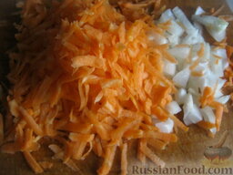 Щи из свежей капусты с курицей: Почистить и помыть лук и морковь. Морковь натереть на крупной терке. Лук нарезать кубиками.