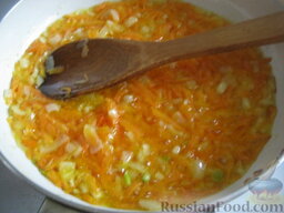 Щи из свежей капусты с курицей: Разогреть сковороду, налить растительное масло. Выложить вторую половину лука и моркови. Тушить, помешивая, на среднем огне 2-4 минуты.