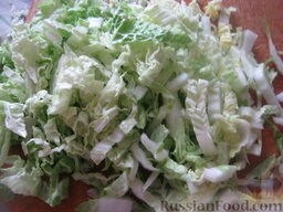 Салат "Закусочный" из ветчины, яиц и помидоров: Нарезать соломкой или кусочками пекинскую капусту.
