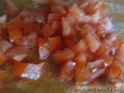 Салат "Закусочный" из ветчины, яиц и помидоров: Помидоры помыть и нарезать кубиками.