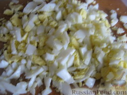 Салат "Закусочный" из ветчины, яиц и помидоров: Яйца нарезать кубиками.