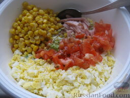 Салат "Закусочный" из ветчины, яиц и помидоров: Открыть баночку консервированной кукурузы, слить жидкость. Соединить в миске все ингредиенты.