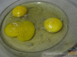 Гренки сырные: Вбить в миску яйца. Посолить, поперчить.